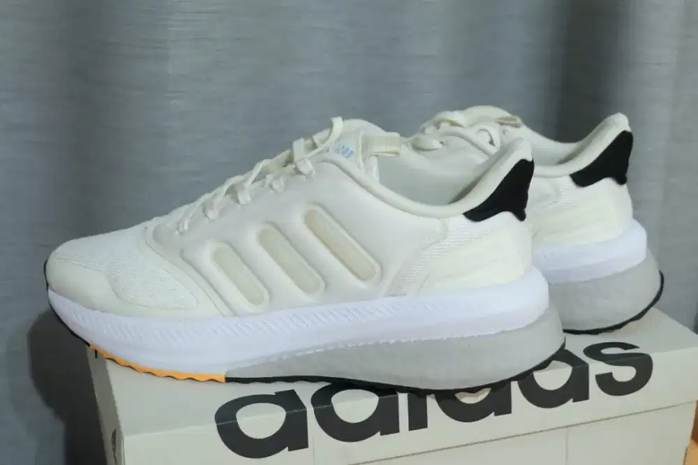 Sneakers ADIDAS broken white 100% Ori, Like new pembelian store resmi