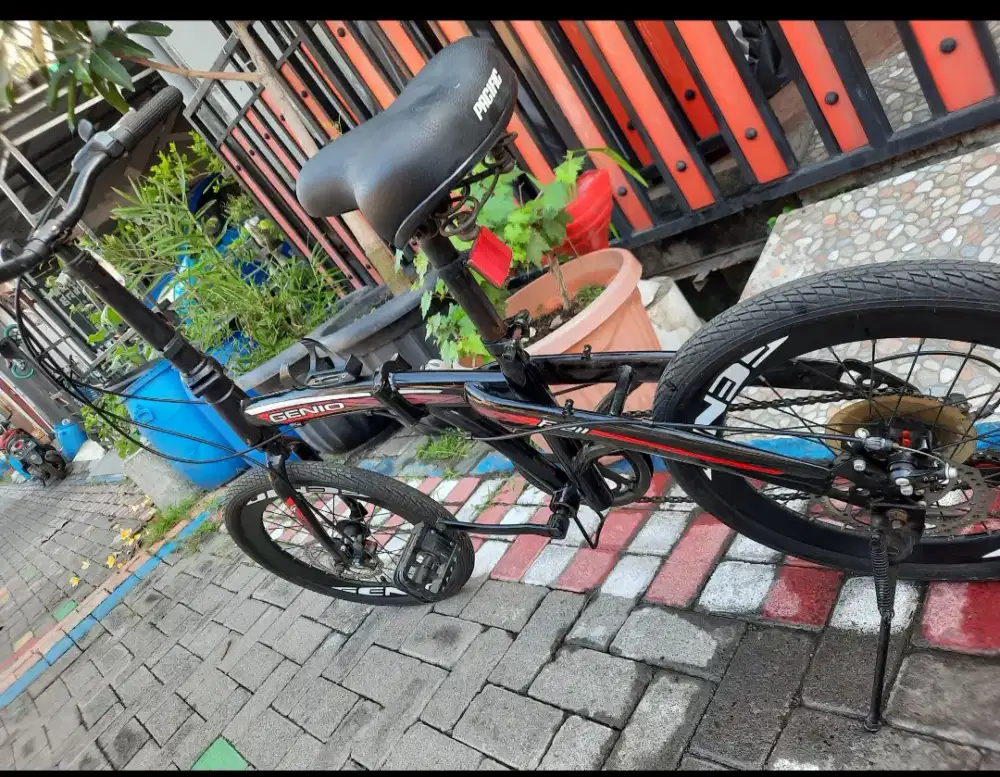 Dijual sepeda lipat Genio warna hitam
