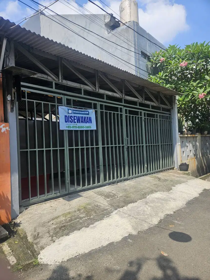 [READY] SEWA KONTRAKAN 1 RUMAH  2 LANTAI, Halaman Depan LUAASSS