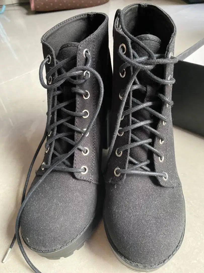 Sepatu HnM wanita