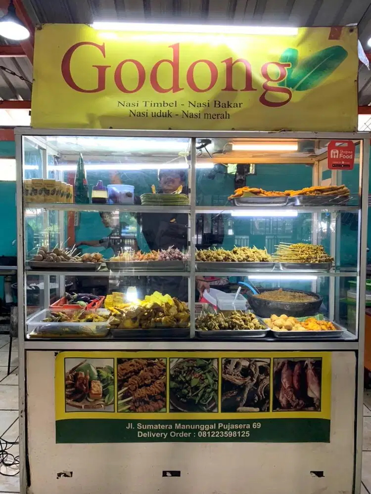 Waiters pria rumah makan sunda foodcord belakang bip mal serius  wa