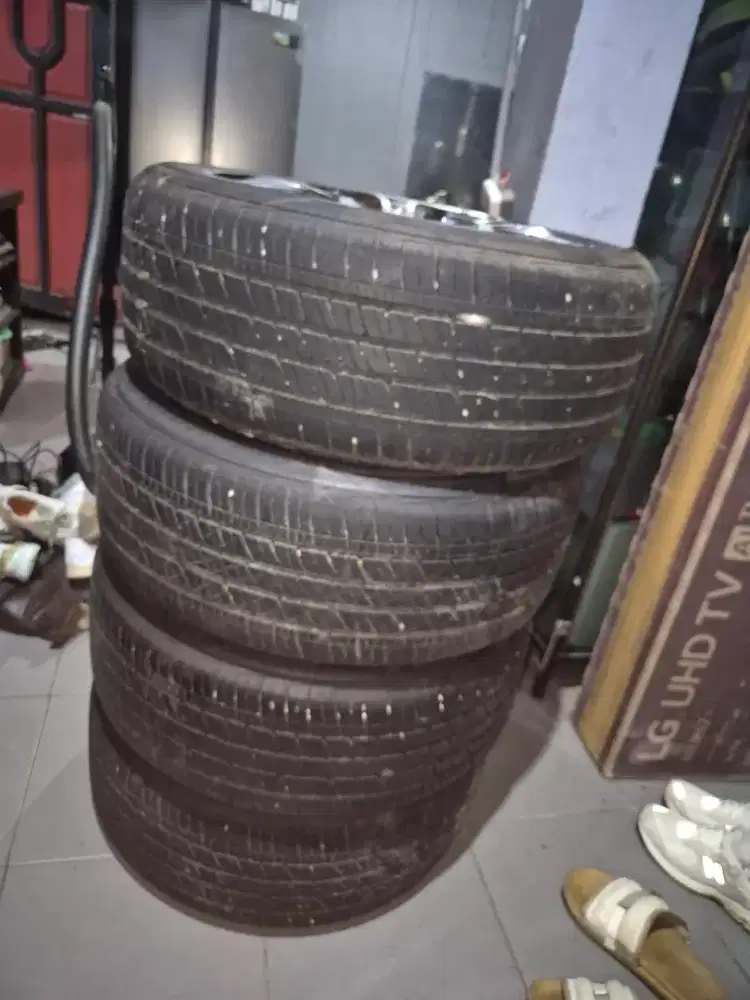 Ban Bridgestone Dueler 245/50 R20