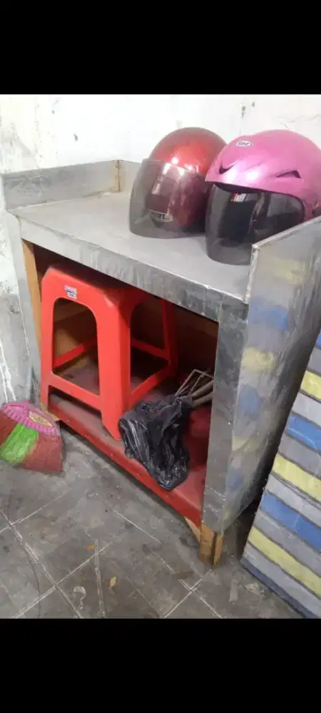 Meja buatan tukang untuk dagang makanan