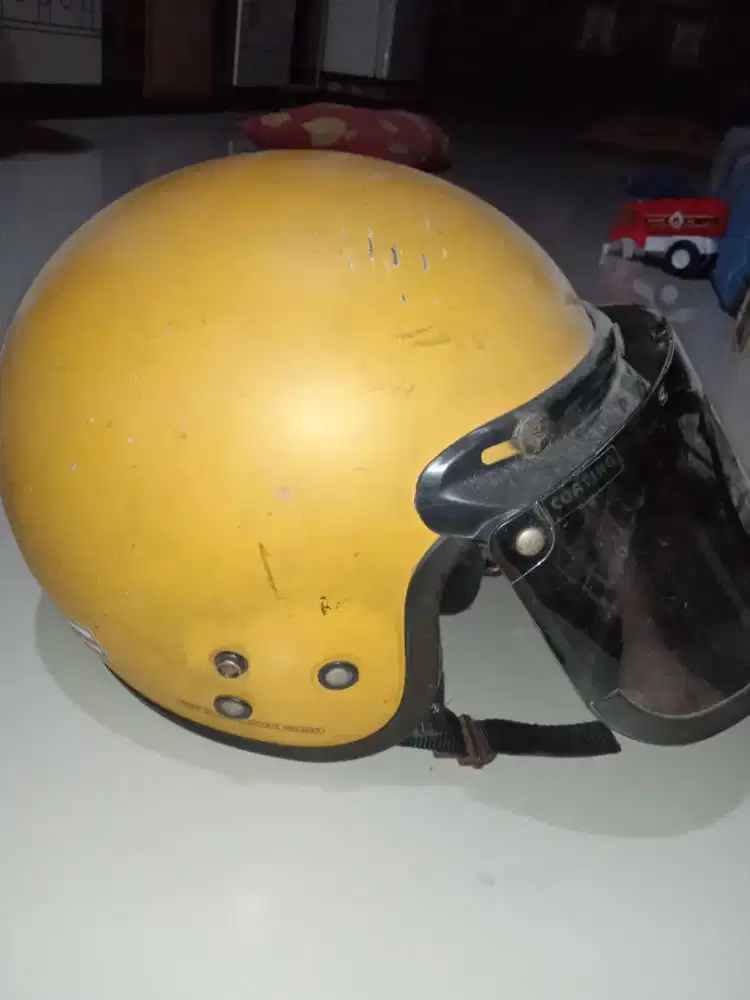 Helm kuning kaca pelangi