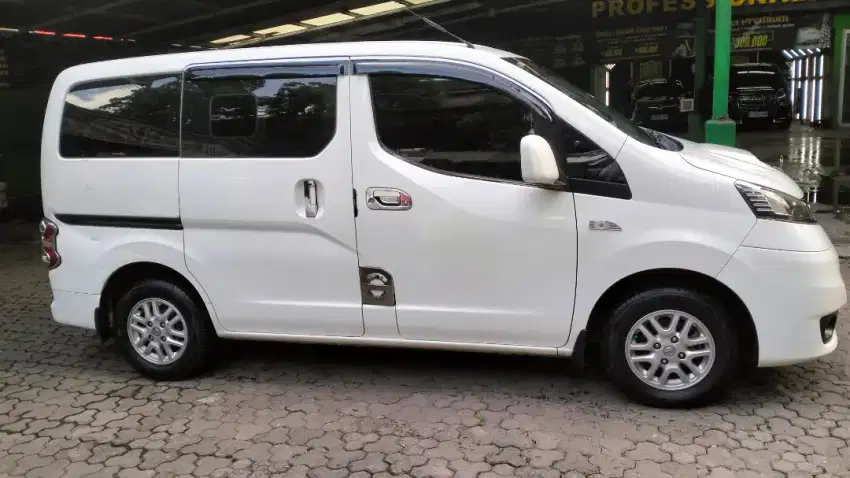 JUAL CEPAT NISSAN EVALIA SV/MT 2013 KM RENDAH TERAWAT SIAP PAKAI