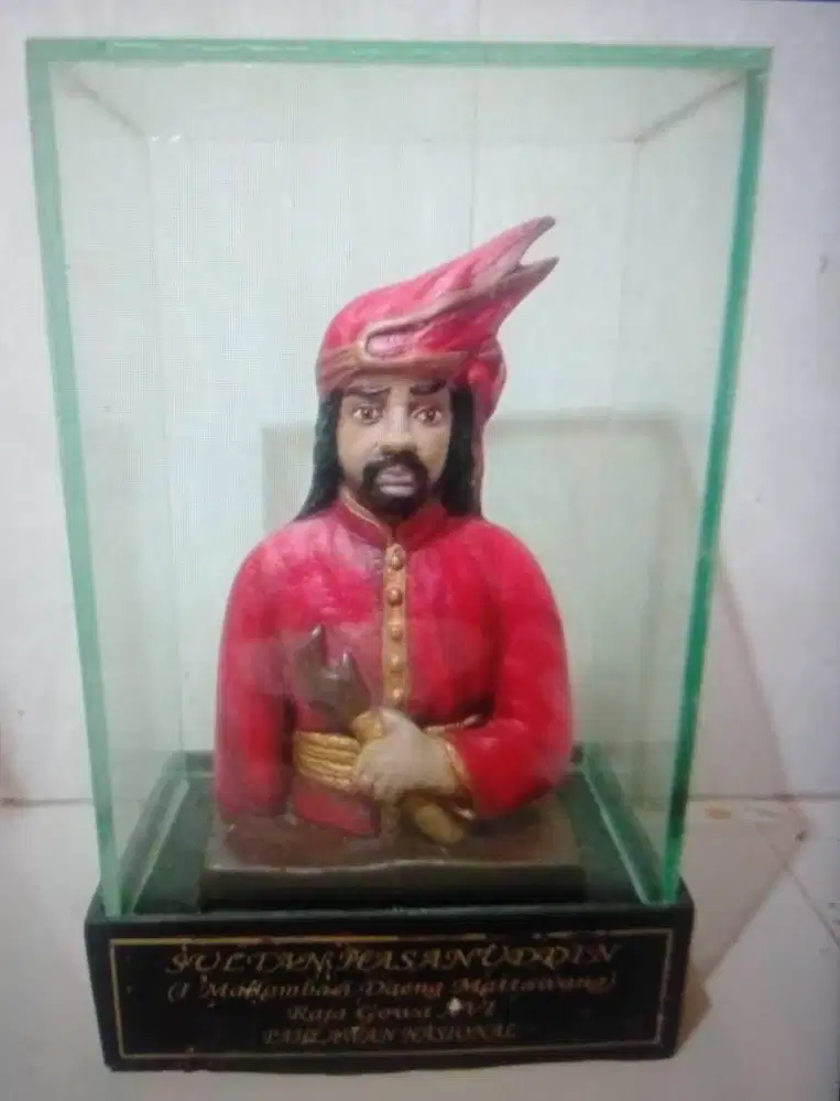 Patung hias relief Raja Gowa 16 dalam bingkai kaca.