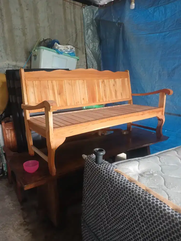 Meja minimalis dan kursi kayu resban panjang