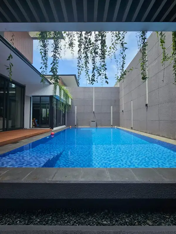 Rumah dengan private pool di BSD