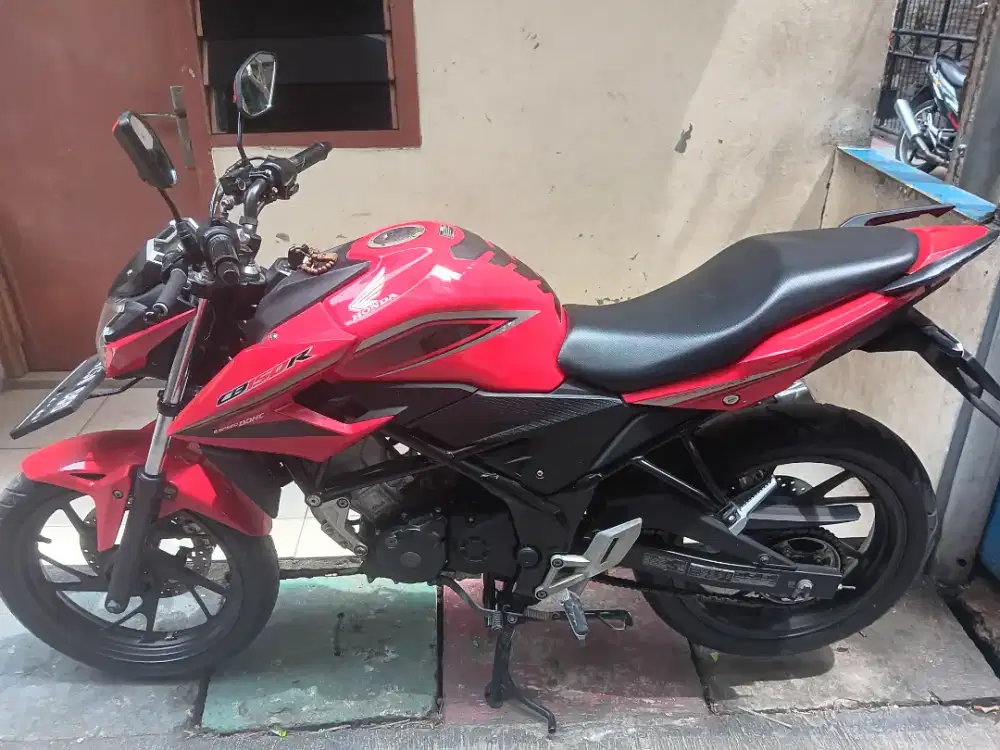 Di jual Honda CB 150 R warna merah