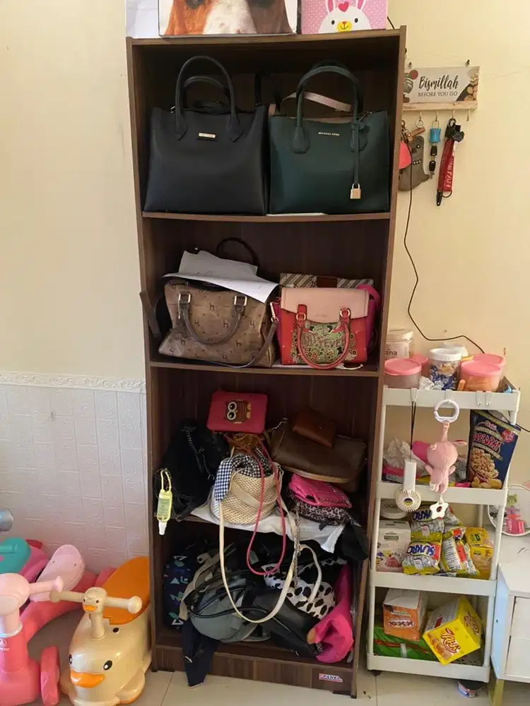 Lemari pajangan kayu