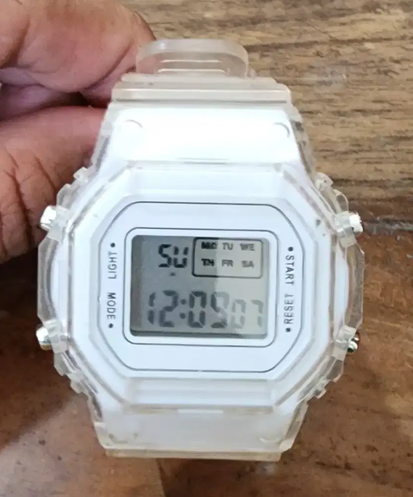 JAM TANGAN digital. Jual second sesuai keadaan