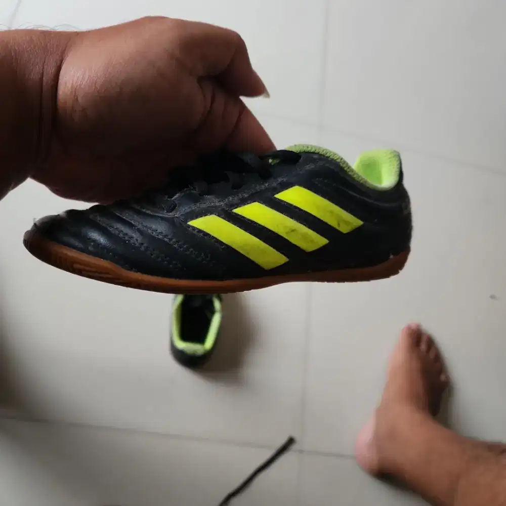2 Sepatu futsal adidas ori.