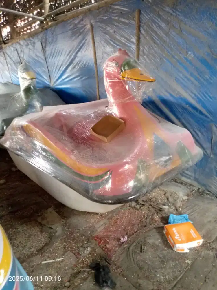 sepeda air fiberglass-karakter bebek,unik untuk usaha wisata,-