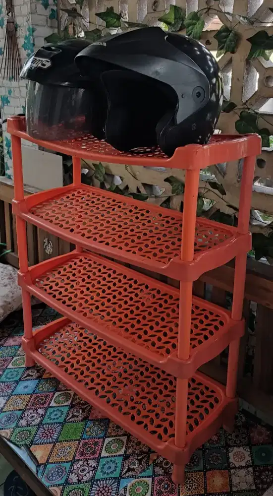 Rak sepatu besar muat 2 helm kondisi normal bagus.