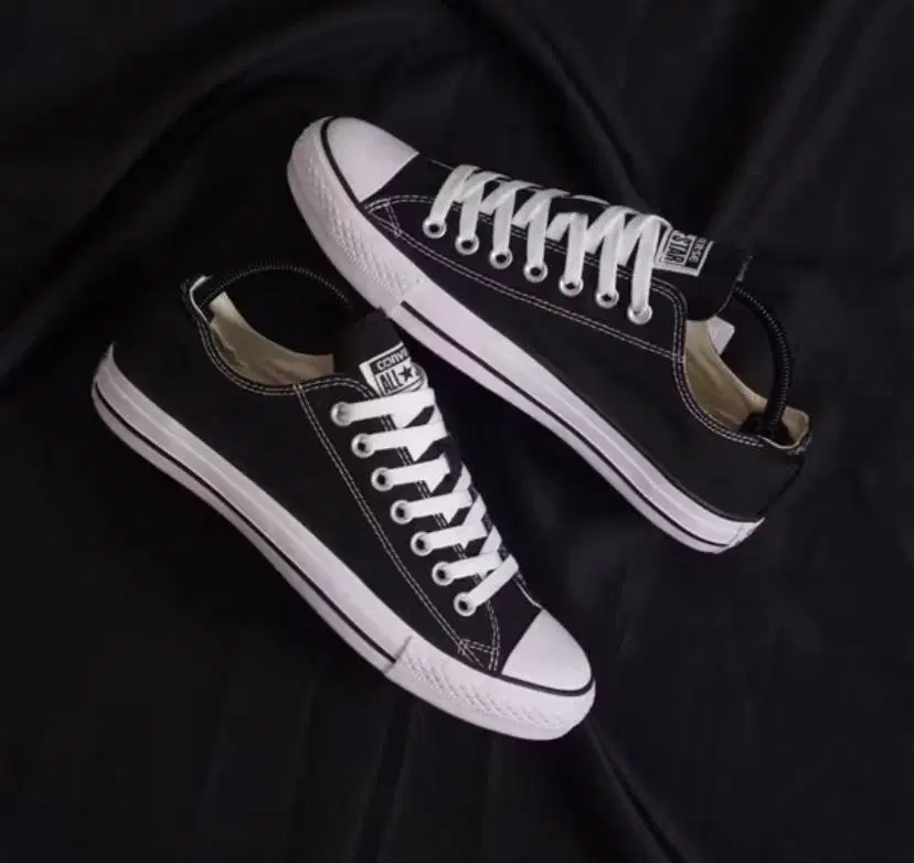 Sepatu Converse Low Classic Black & White Size 40 (tidak original ya)