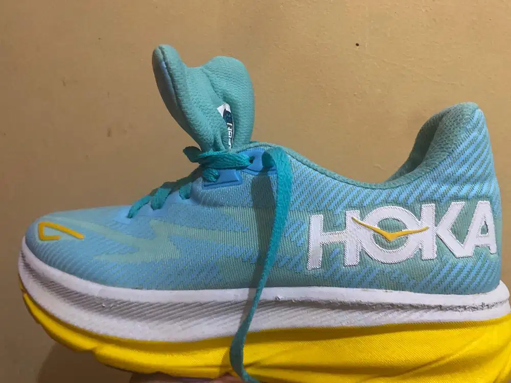 Sepatu running hoka