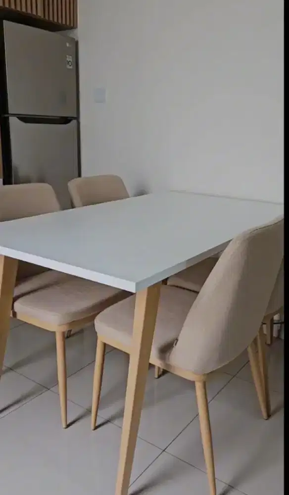 Meja makan dan kursi