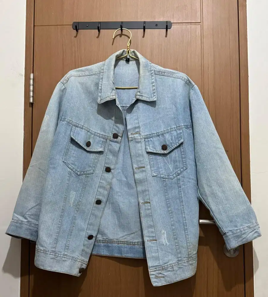 Jaket levis dan kemeja Denim