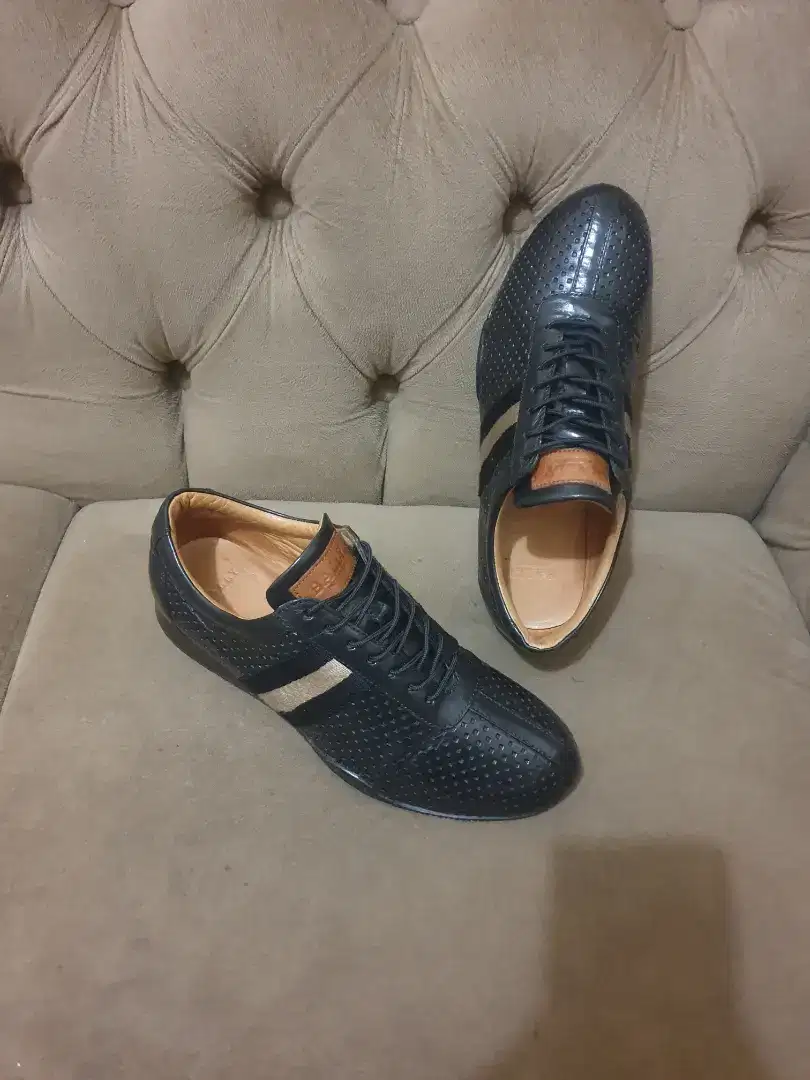 Mulus .authentic sepatu .sneakers bally size 41