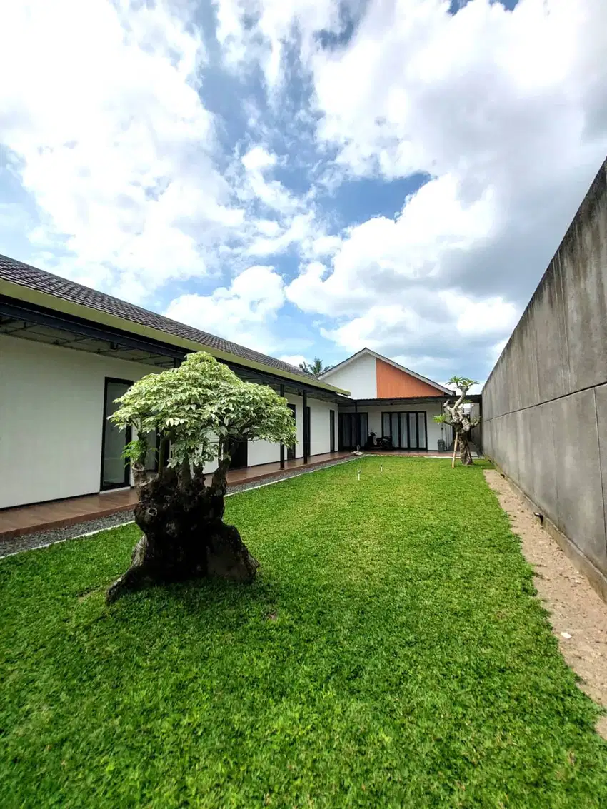 Rumah Ala Villa dengan Halaman Luas dekat Jalan Kaliurang