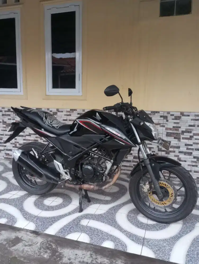 Honda CB 150 R hitam