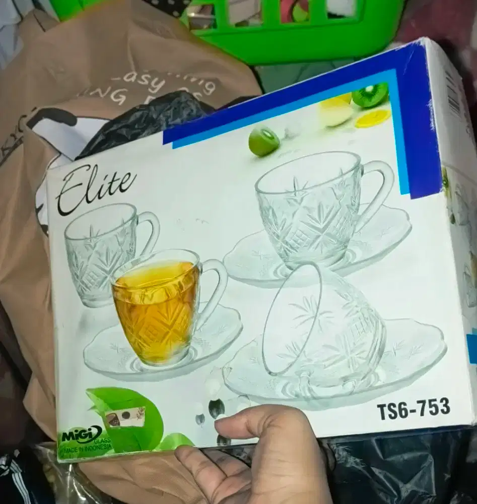 Satu set cangkir kaca elite + tatakan