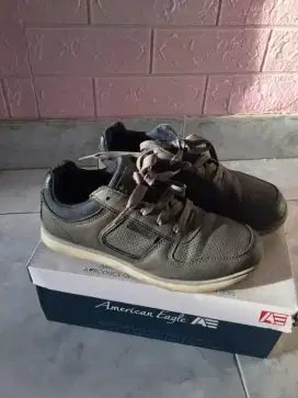 Di jual sepatu anak second merek American eagle