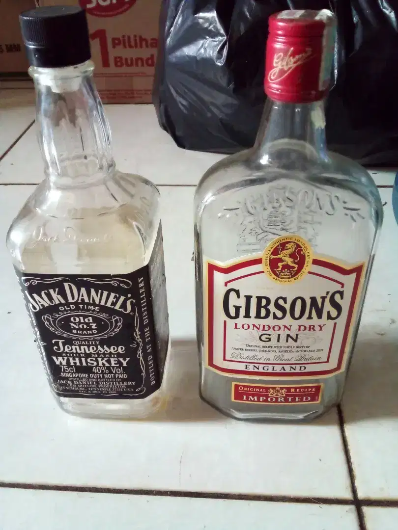Botol hias pajangan di Lemari