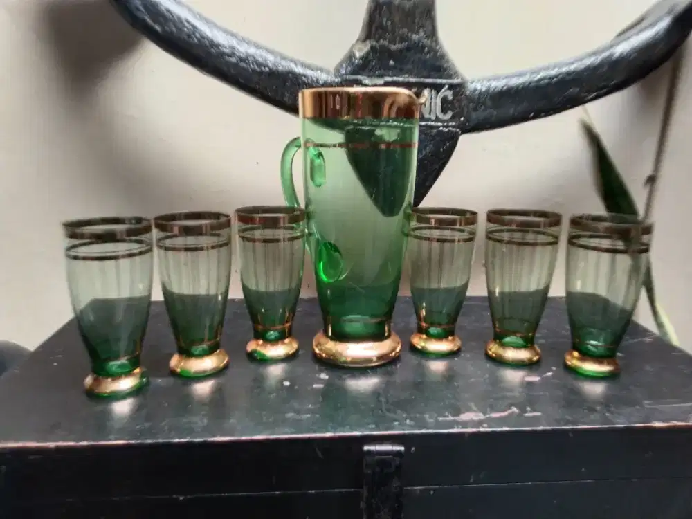 Teko dan gelas hijau