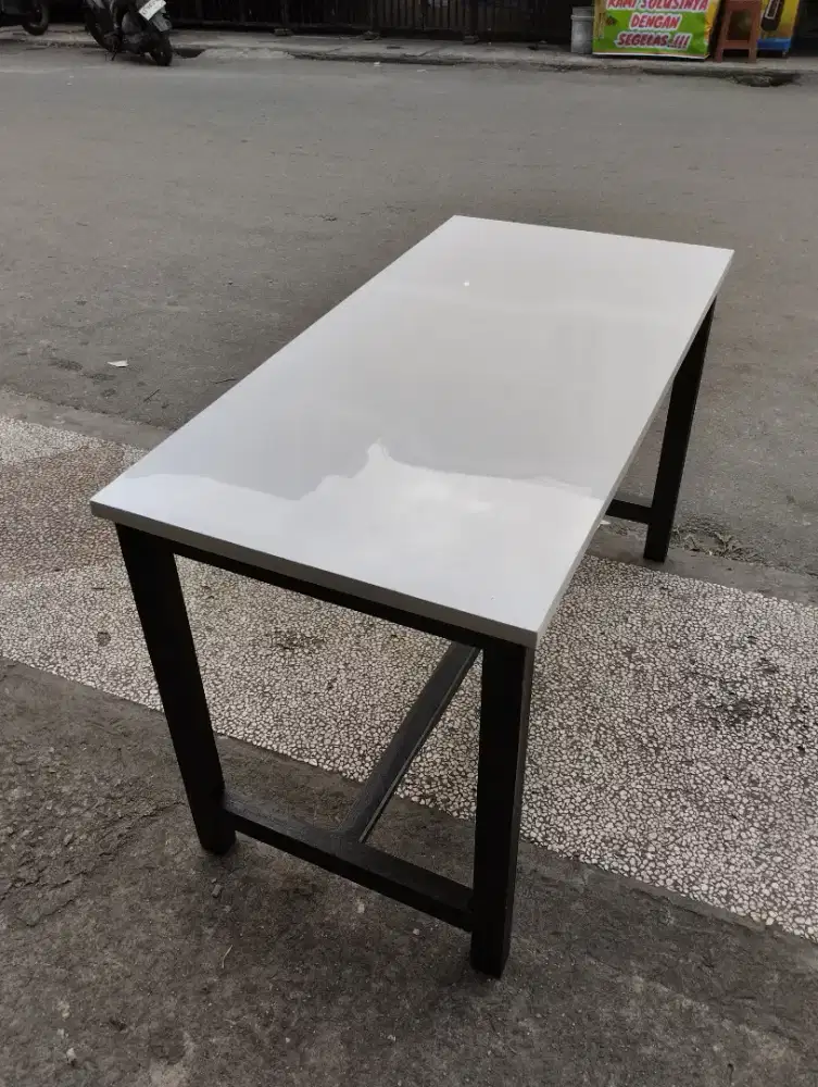 Meja makan berlapis HPL