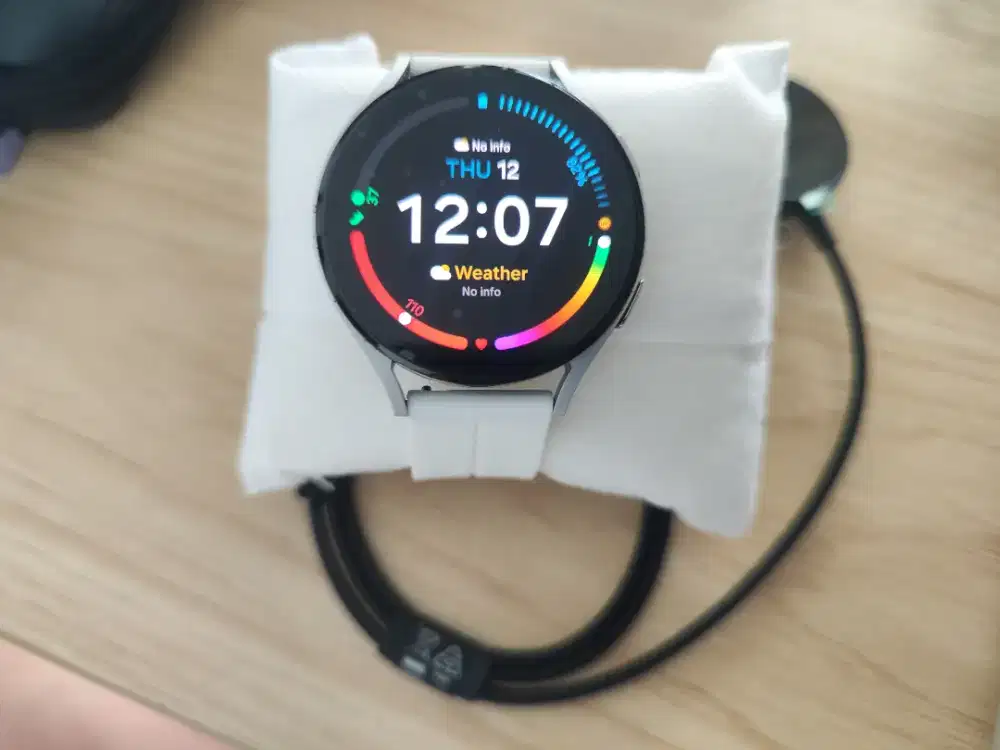 Samsung Galaxy Watch 4 LTE Silver (2nd, mulus, jarang dipake)