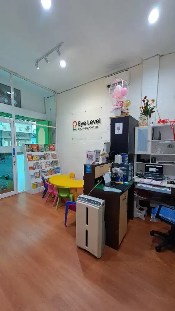 Staff admin dan pengajar english