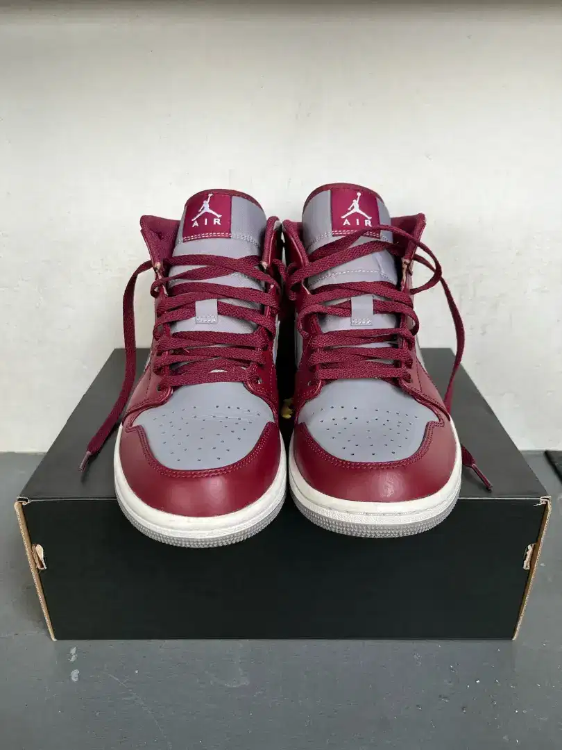Sepatu Nike Air Jordan 1 Mid Original