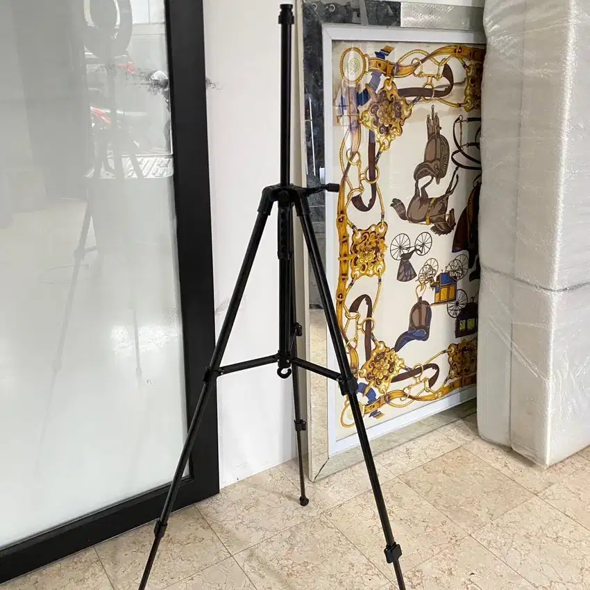 Tripod besar kokoh