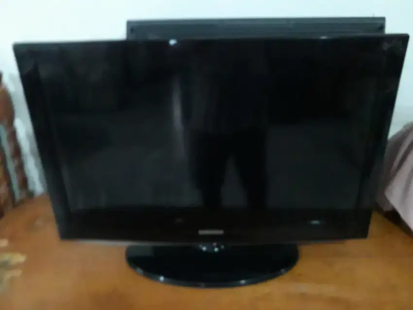 Samsung LCD TV 32inch bekas kondisi layar bergaris LCD aman tdk pecah.