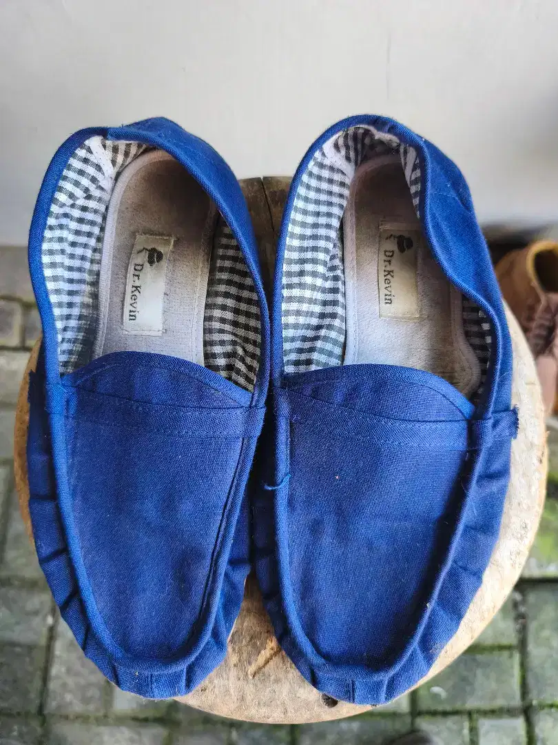 Sepatu slip on Dr. Kevin