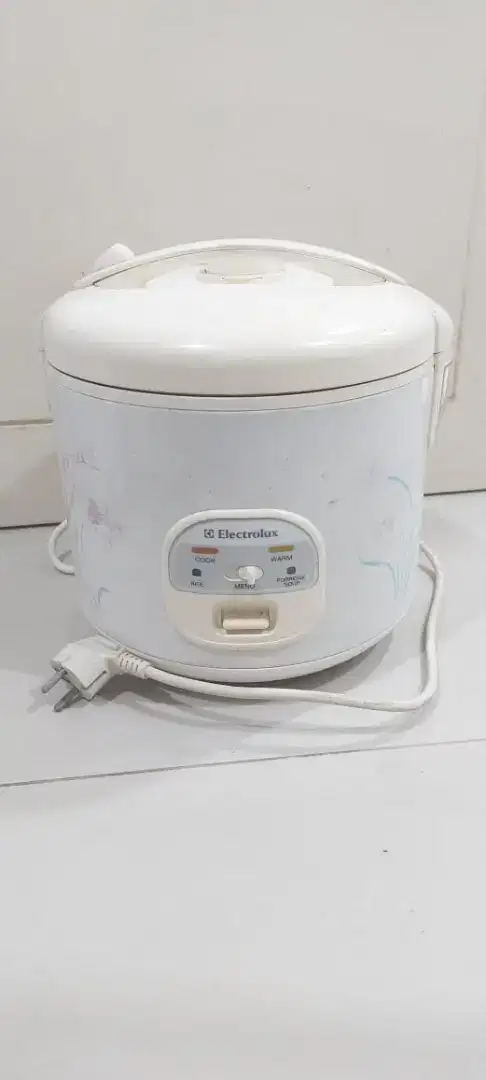RICE COOKER ELEKTROLUX BARU