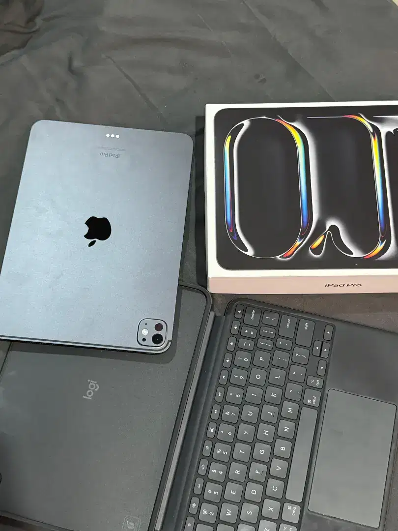 iPad Pro M4 2024 11 256GB + logitech keyboard (touchpad)