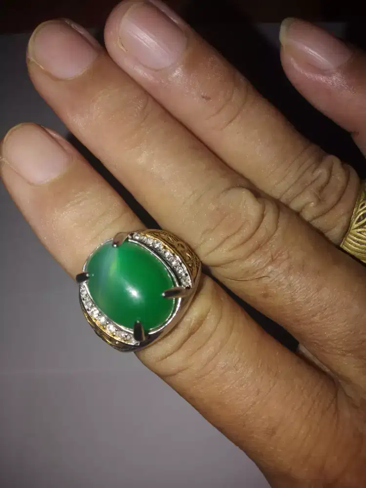 Cincin batu zamrud kapas, batu zamrud hijau daun