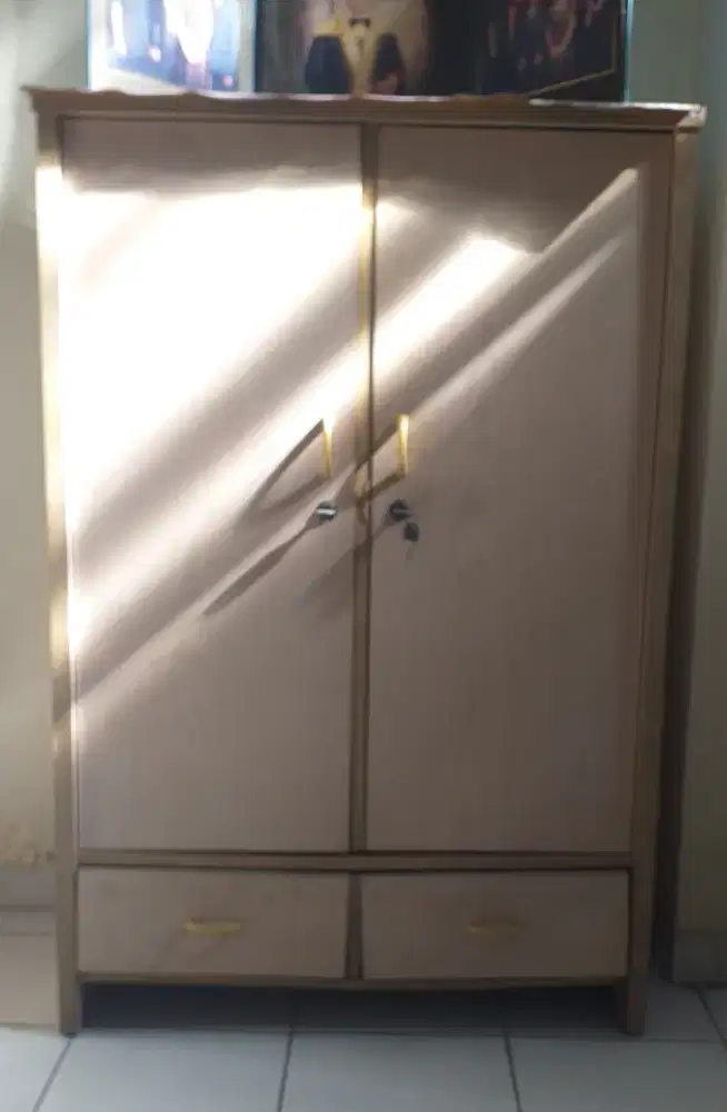 LEMARI KAYU DUA PINTU + LACI