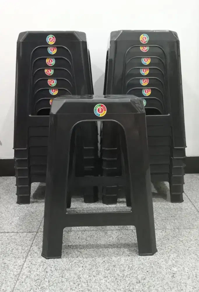 Kursi Plastik Komet Star Hitam