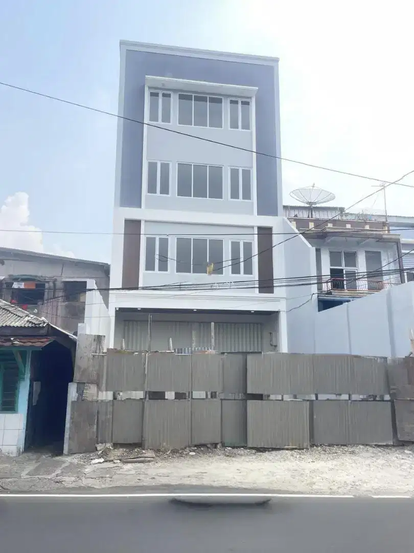 Bangunan komersil pinggir jalan Condet Jakarta