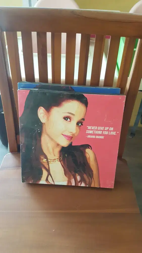 Hiasan dinding Artis Uk 28 x 28 cm bahan kayu dan kanvas (Glosy)