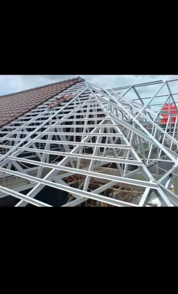 Rangka atap baja ringan terpasang dan renovasi rumah