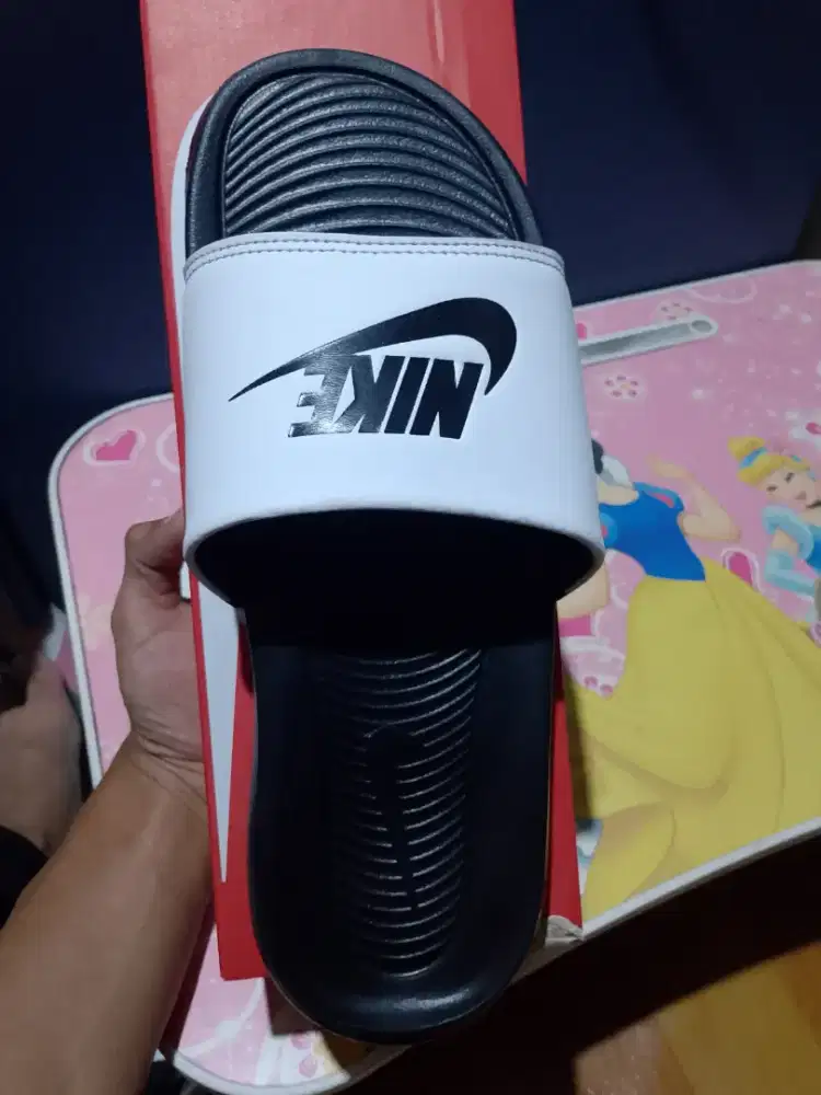 Sendal Nike slip on Victory