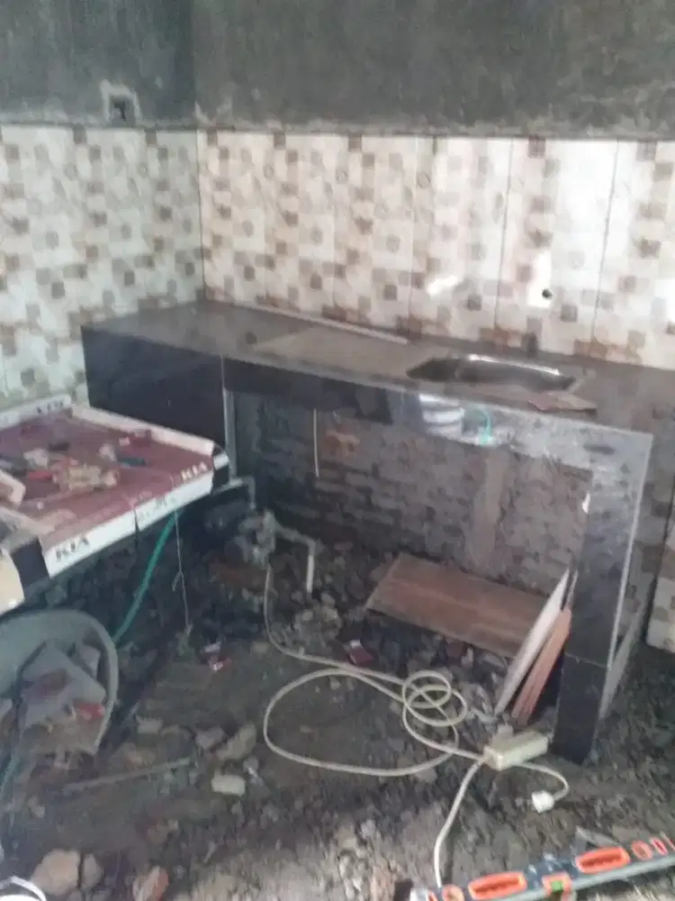 Jasa cleaning dan perbaikan/renovasi rumah.