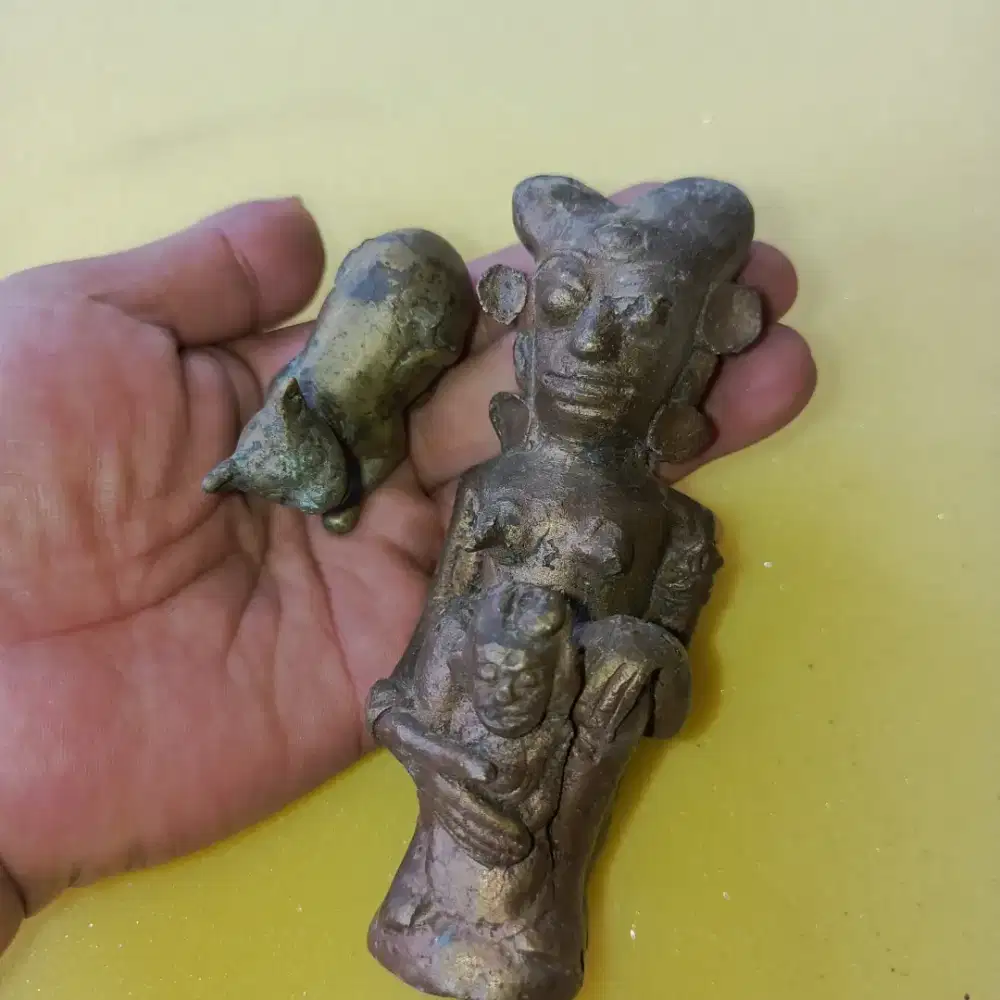 Sepasang patung logam jadul kuno dan antik