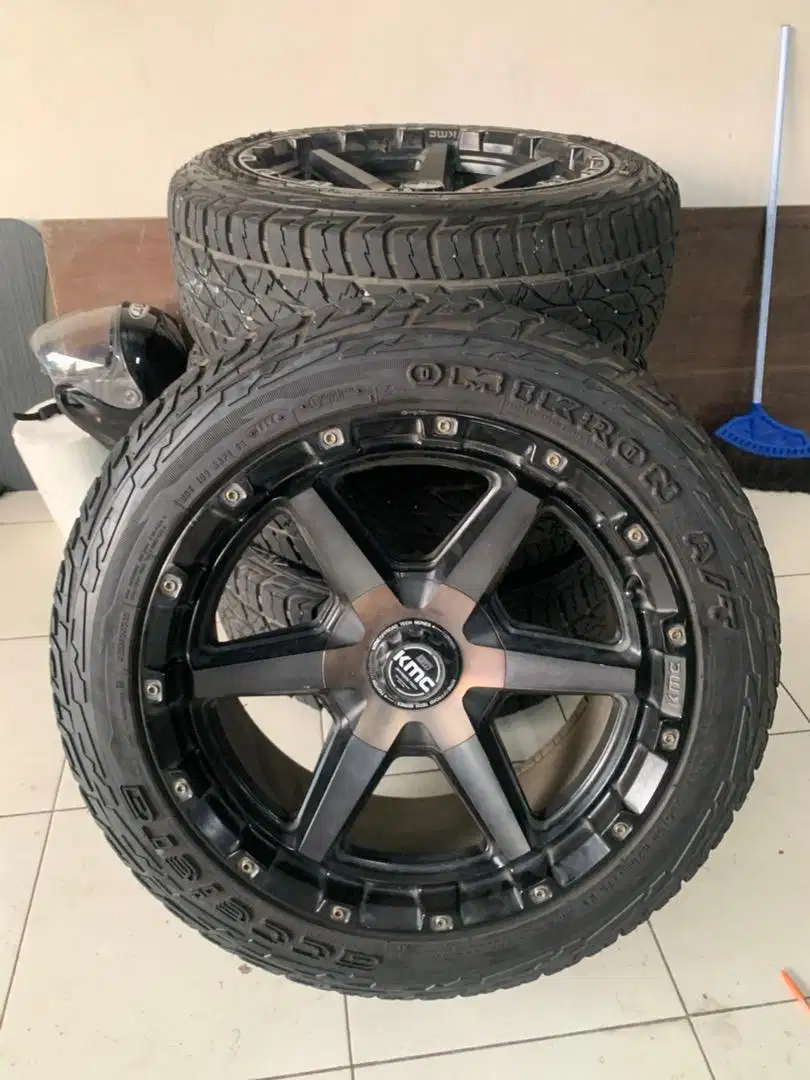 Set Velg KMC dan Ban Omikron 265/50/R20 Minggu ke 18 tahun 2024