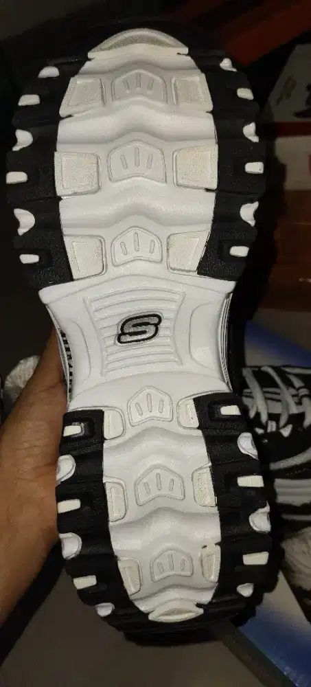 Dijual sepatu cowok Skechers 43