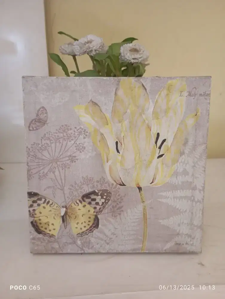 Hiasan Dinding bunga kupu2 UK 20 x 20 cm bahan kayu dan kanvas